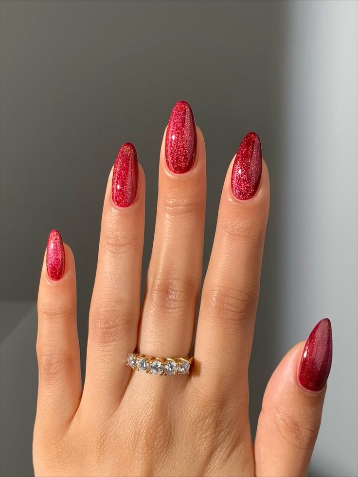 κόκκινα-νύχια-με-γκλίτερ-
