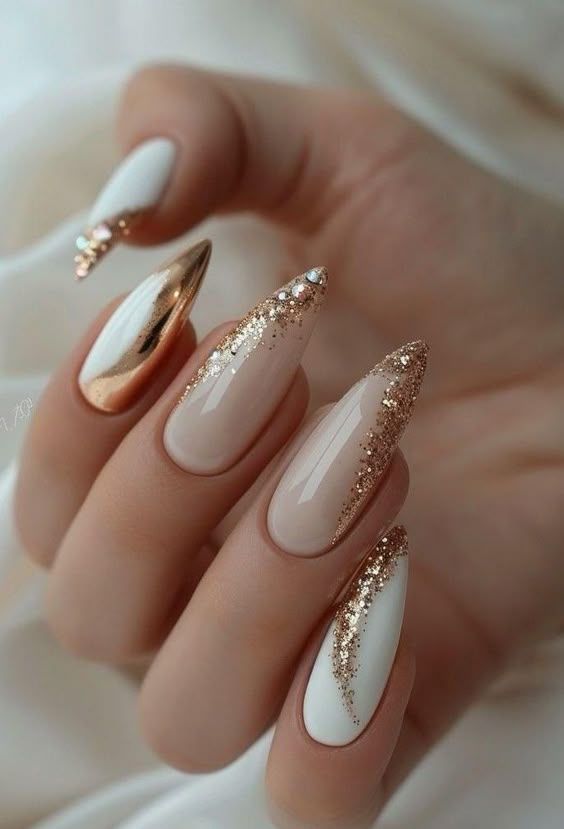 λευκά-νύχια-με-χρυσό γκλίτερ-