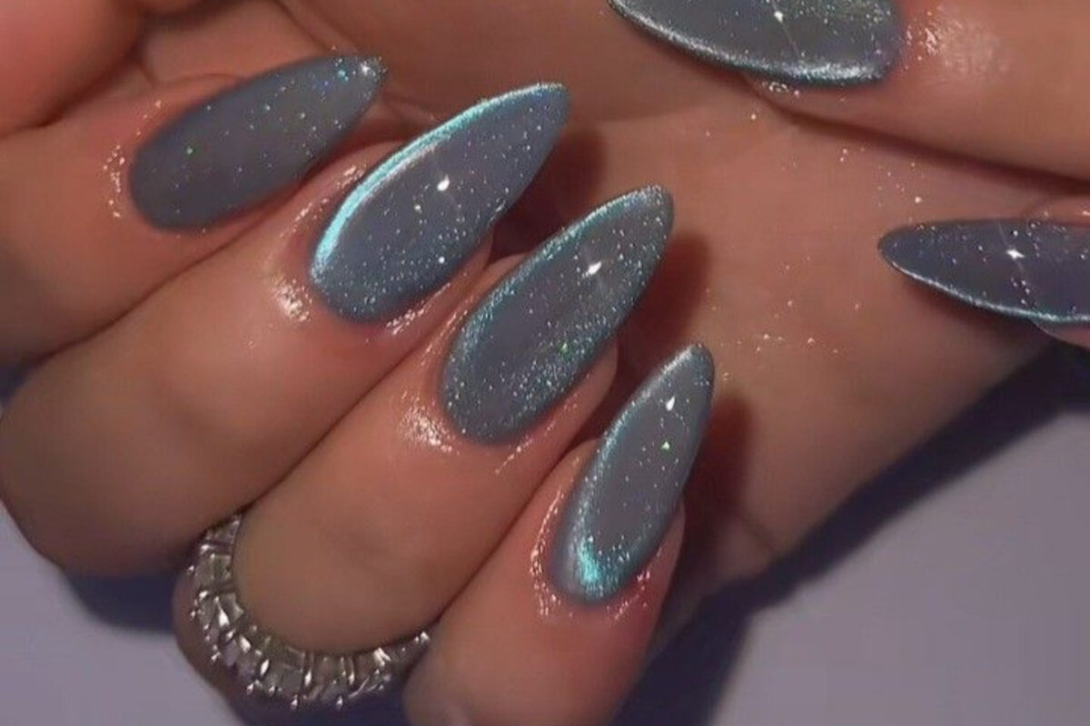 ασημί-νύχια-με-γκλίτερ-