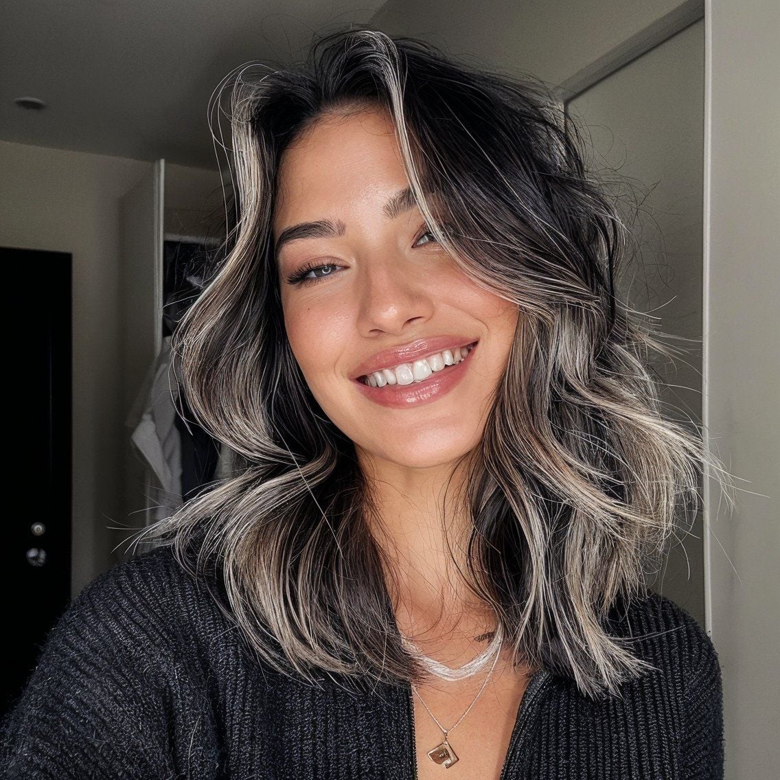 καρέ μαλλιά-με-ξανθές ανταύγειες-