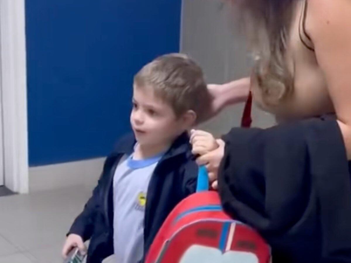 Ολόκληρο σχολείο υποδέχεται μικρό ήρωα που νίκησε τον καρκίνο: Το σπαρακτικό βίντεο που κάνει τον γύρο του διαδικτύου