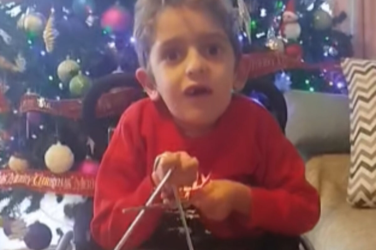 Ο Παναγιώτης Ραφαήλ λέει τα κάλαντα και μας θυμίζει τί σημαίνει ελπίδα και δύναμη για ζωή (βίντεο)