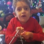 Ο Παναγιώτης Ραφαήλ λέει τα κάλαντα και μας θυμίζει τί σημαίνει ελπίδα και δύναμη για ζωή (βίντεο)