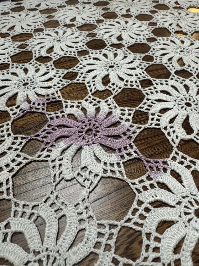 κόκκινο κρασί-στο-τραπεζομάντηλο-