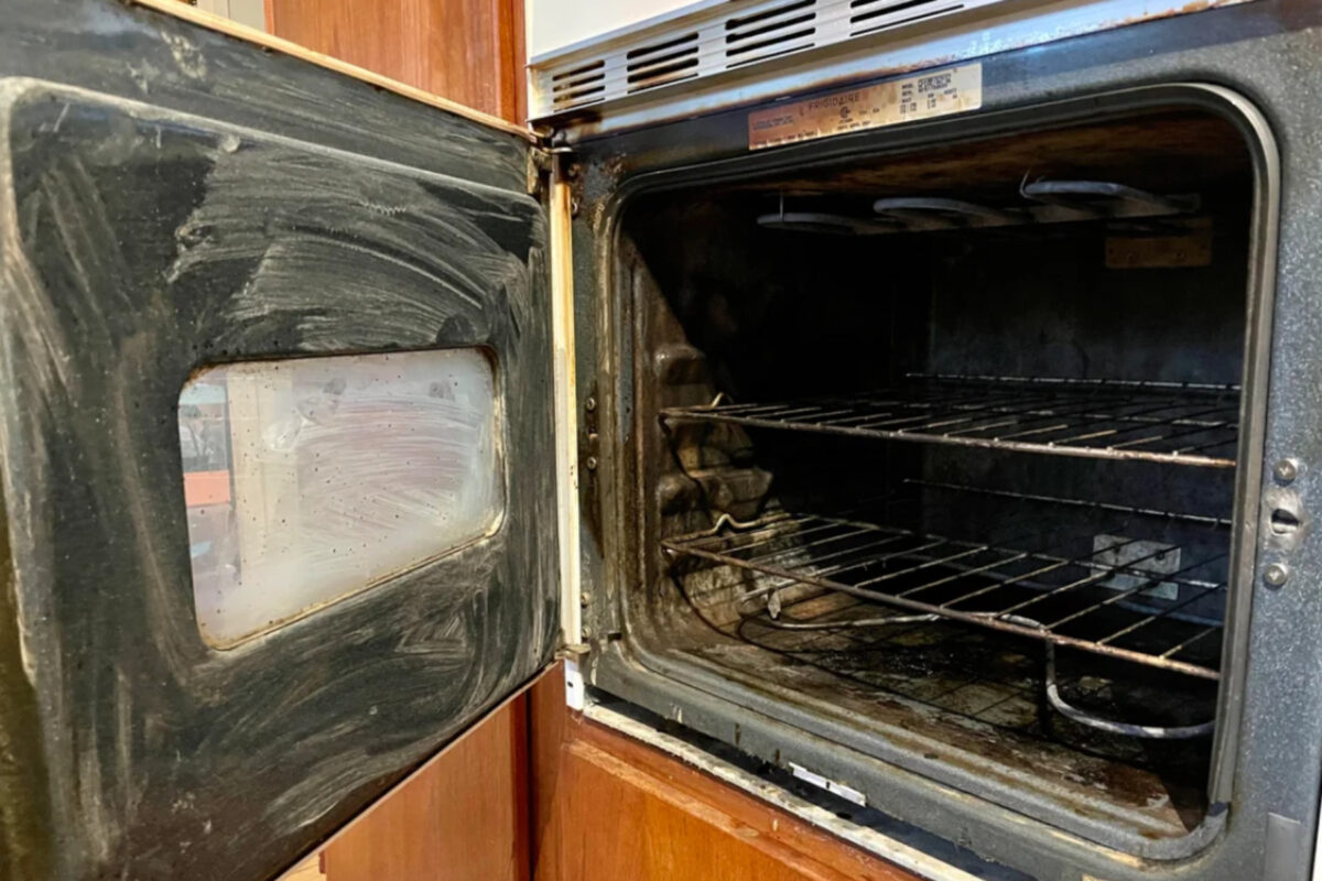 βρώμικος-φούρνος-με-καμένα λίπη-