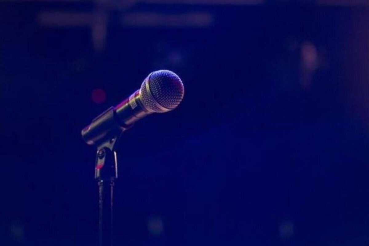 Η πρώτη αντίδραση του τραγουδιστή που κατηγορείται για ασέλγεια (βίντεο)