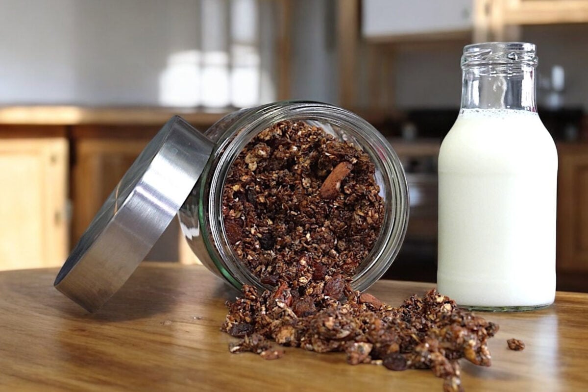 Σπιτική γκρανόλα σοκολάτα για το πρωινό όλης της οικογένειας