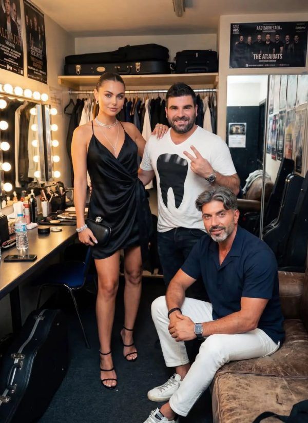 Ο Σπύρος Μαρτίκας ανέβασε φωτογραφίες με τον Παντελή Παντελίδη που μέσω AI δείχνουν να φωτογραφίζονται μαζί