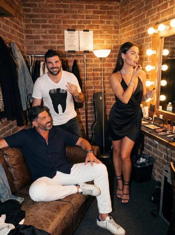 Ο Σπύρος Μαρτίκας ανέβασε φωτογραφίες με τον Παντελή Παντελίδη που μέσω AI δείχνουν να φωτογραφίζονται μαζί