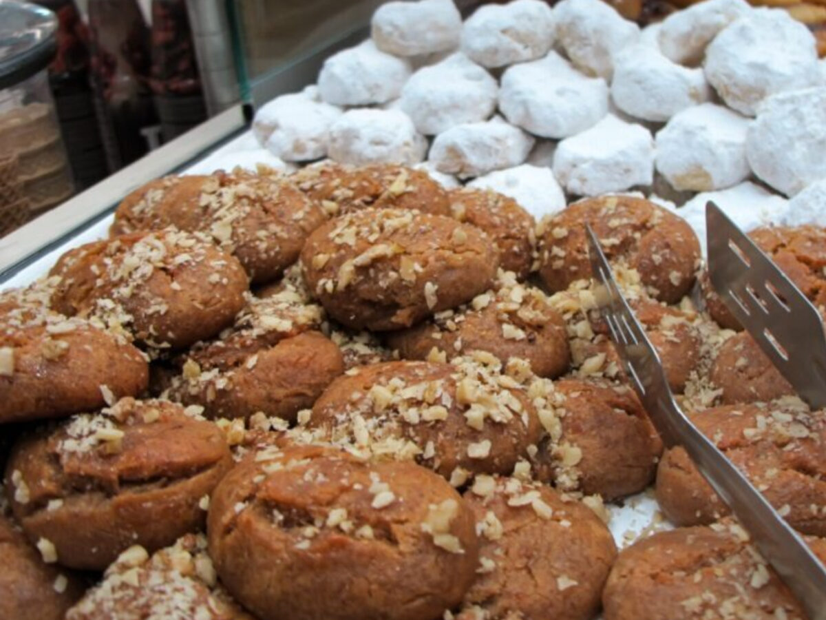 Τα μυστικά από ζαχαροπλαστείο για να μείνουν κουραμπιέδες και μελομακάρονα φρέσκα για πολλές μέρες