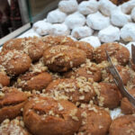 Τα μυστικά από ζαχαροπλαστείο για να μείνουν κουραμπιέδες και μελομακάρονα φρέσκα για πολλές μέρες