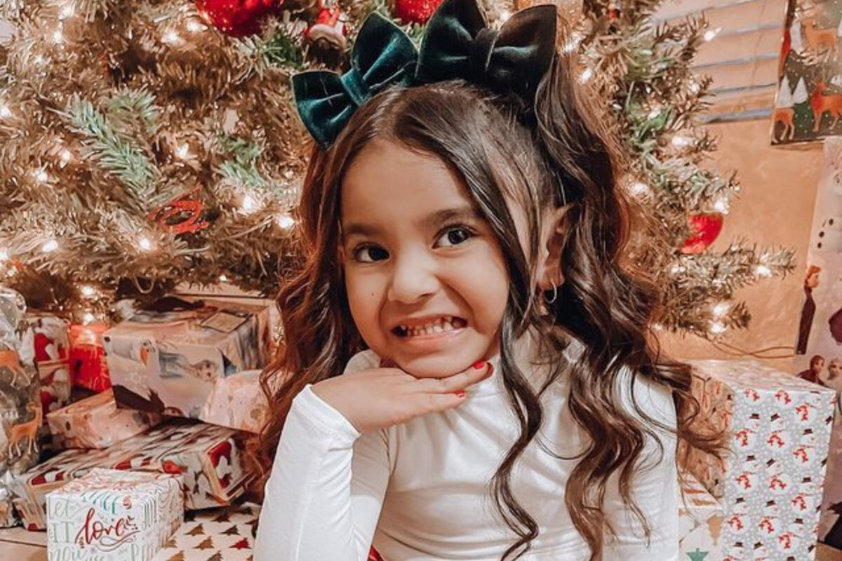 κοριτσάκια-με-φιογκάκια-και-κυματιστά-μαλλιά-