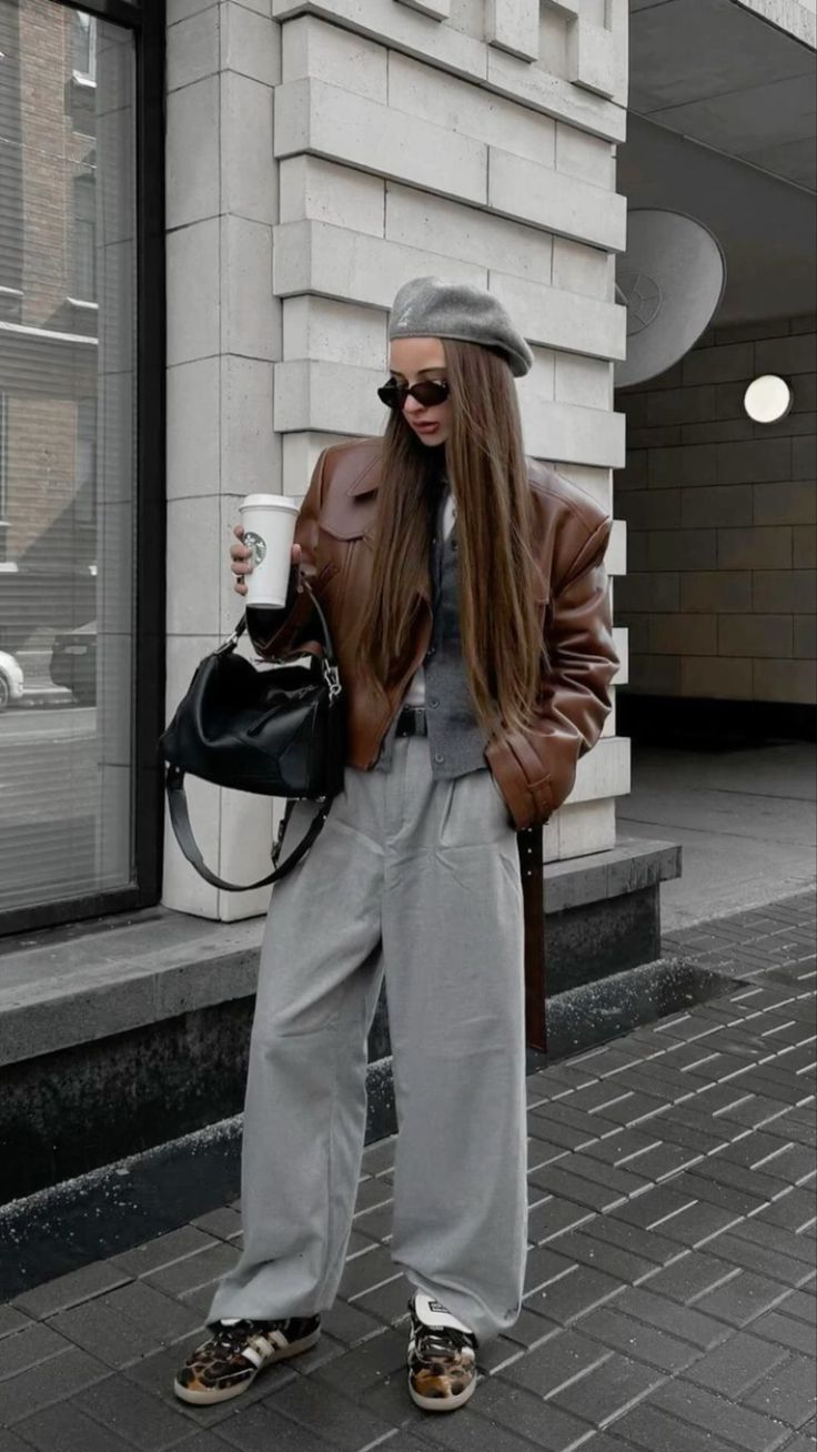 animal print-sneakers-με-τζιν-παντελόνι-και-δερμάτινο-jacket-