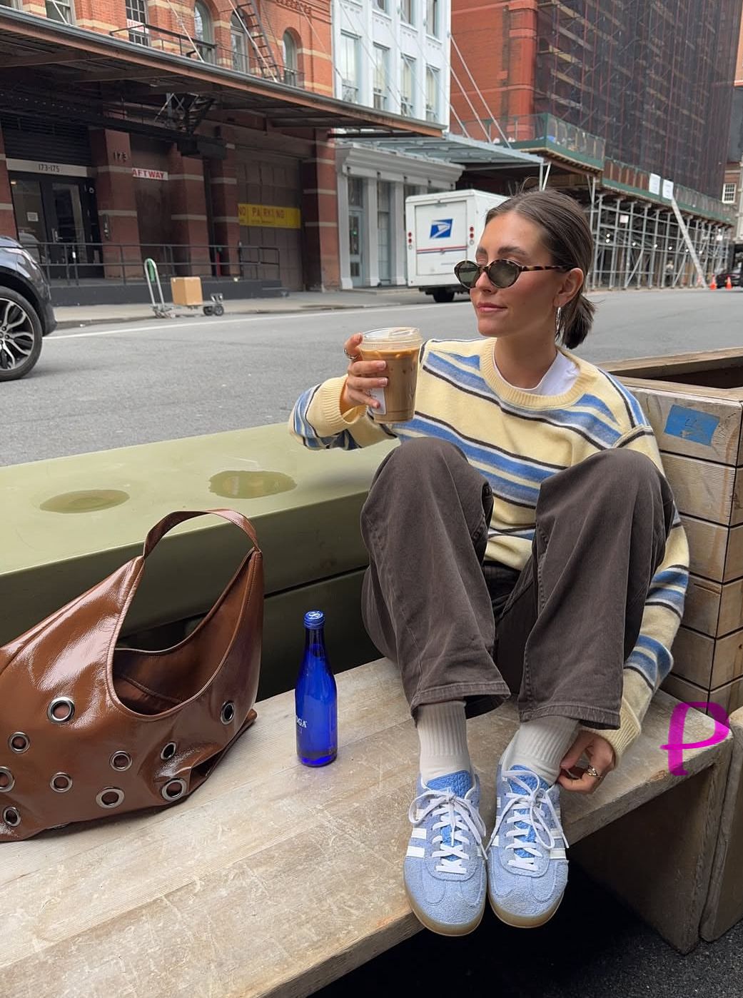 retro-sneakers-σε-θαλασσί-χρώμα-