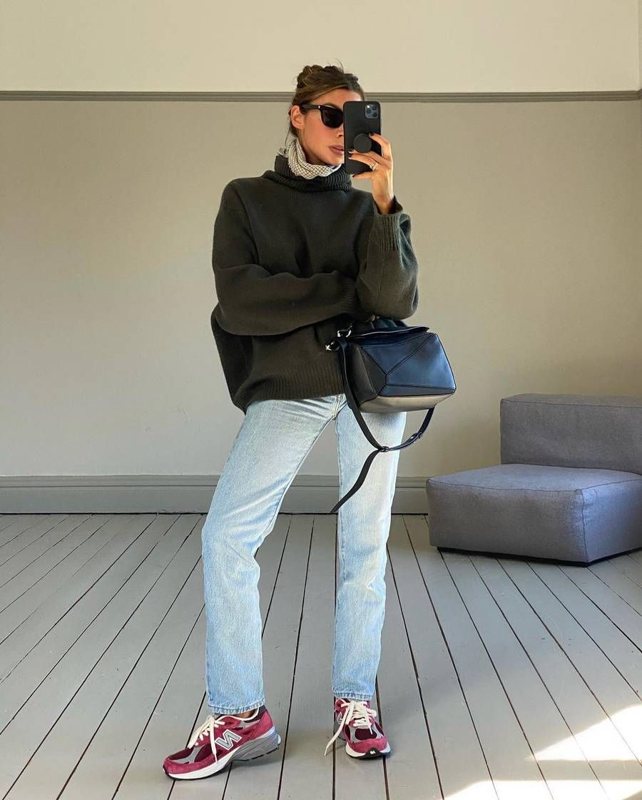 μπορντό-sneakers-με-φούτερ-και-τζιν παντελόνι-