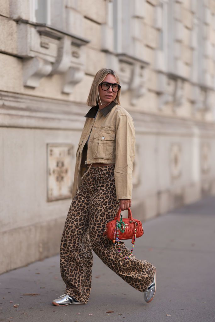 μεταλλικά-retro-sneakers-με-animal print-παντελόνα-