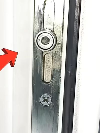 Το άγνωστο κουμπί στο παράθυρο σας για να το ρυθμίσετε σε «χειμερινή λειτουργία» και να ζεστάνετε το σπίτι σας χωρίς κόστος