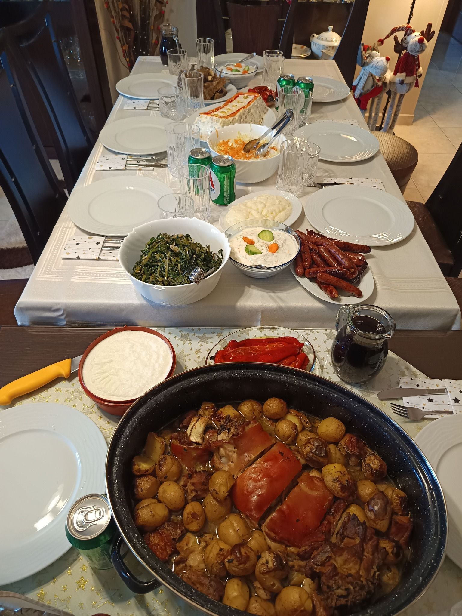 γουρουνόπουλο-με-πατάτες-σε-τραπέζι- γουρουνόπουλο-με-πατάτες-σε-τραπέζι-