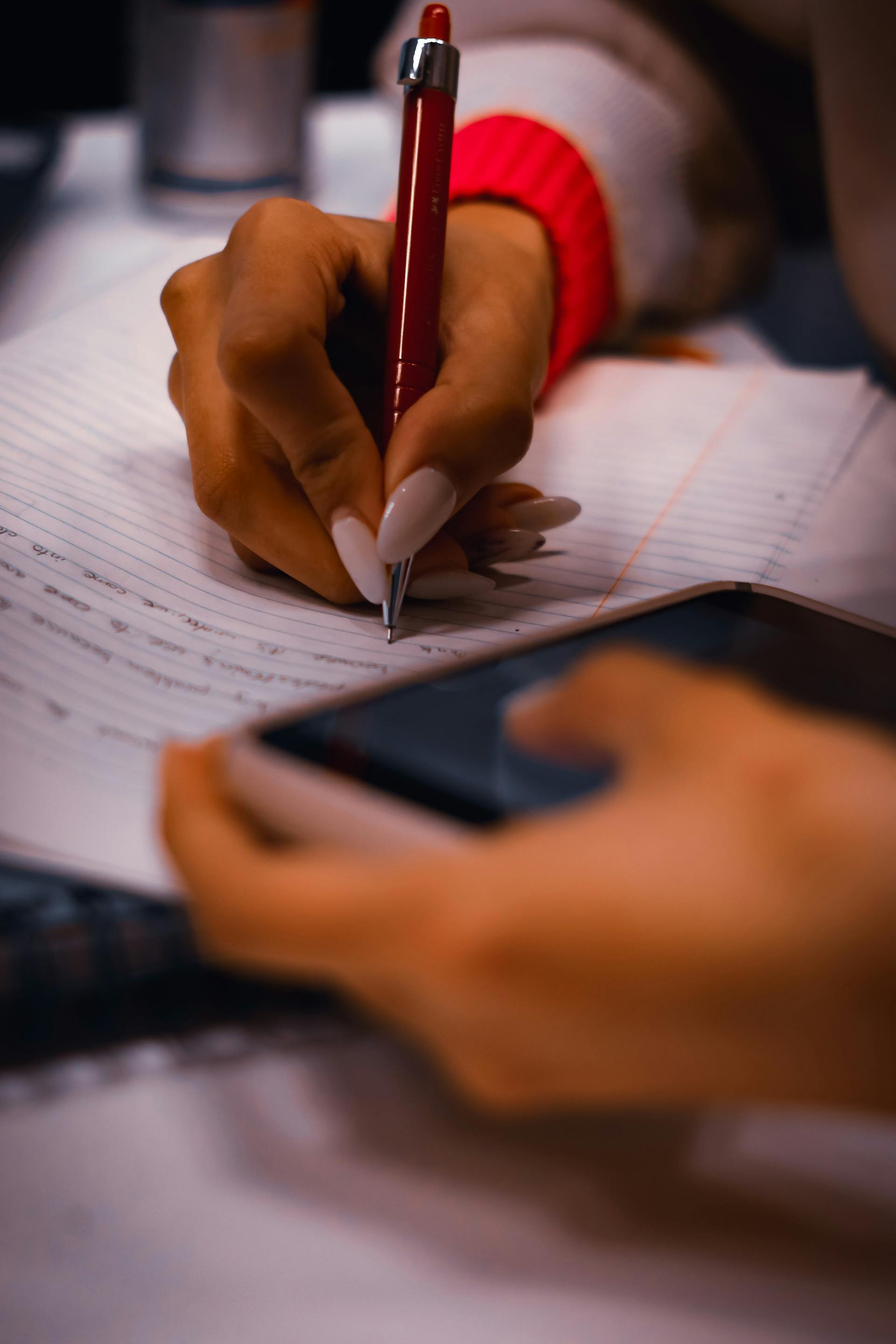 έφηβη-γράφει-σε-τετράδιο-