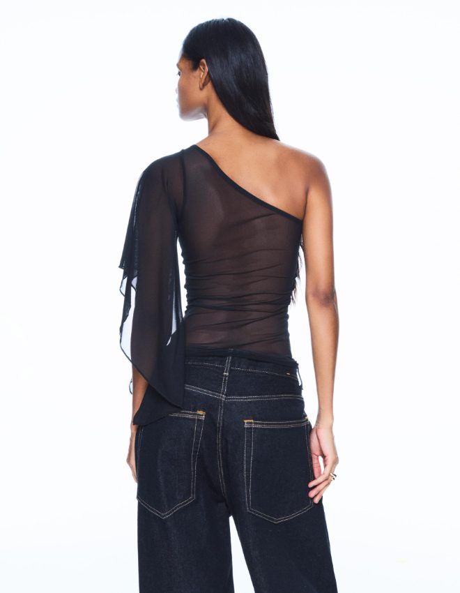 μαύρη-μπλούζα-με-διαφάνεια-στη-πλάτη-