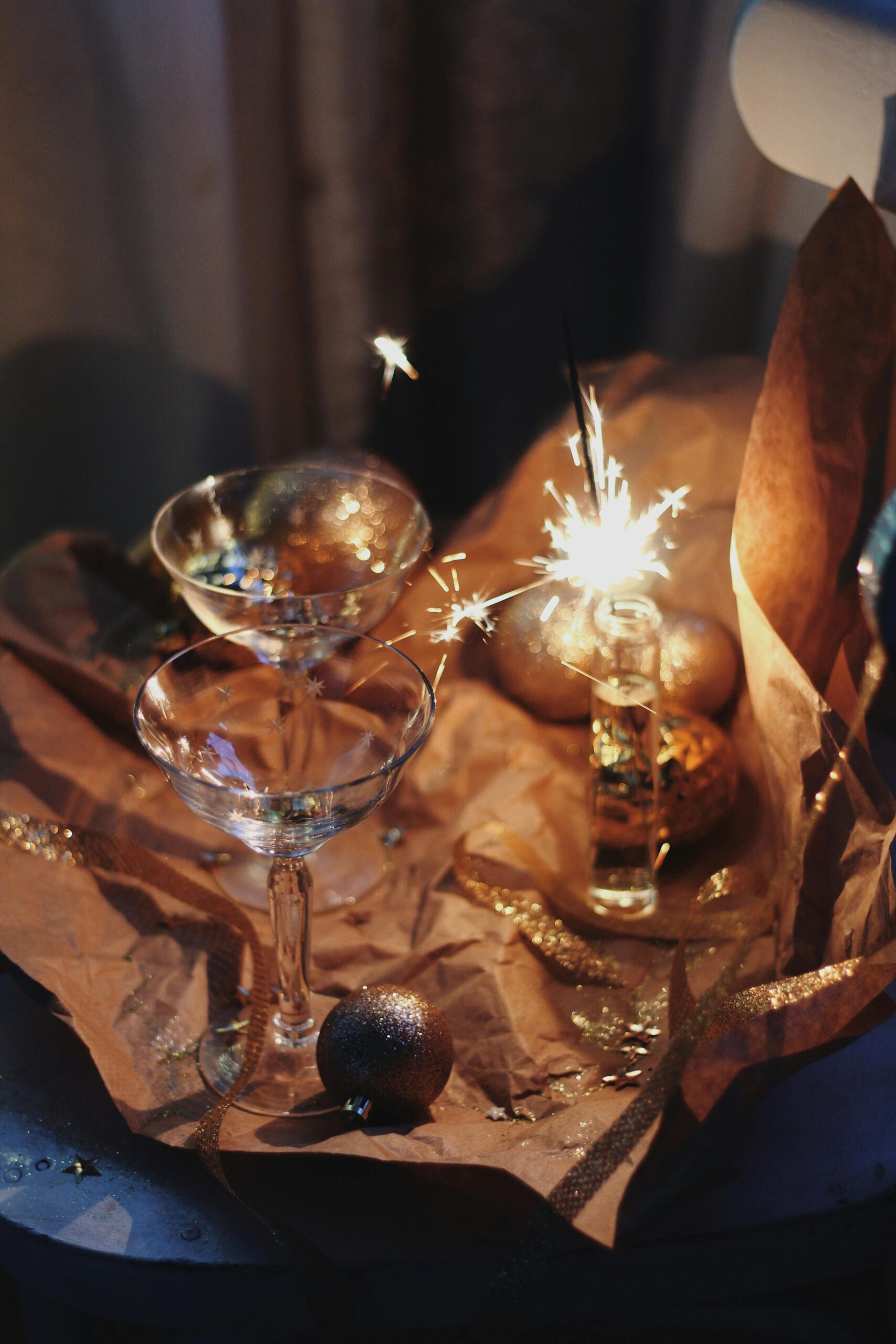 ποτήρια-και-χριστουγεννιάτικες-μπάλες-