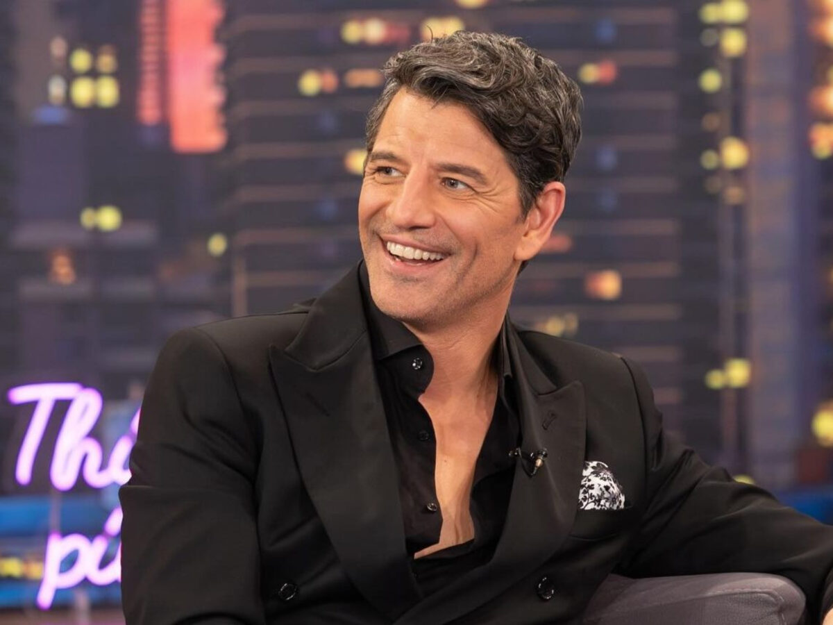 Το viral βίντεο με τον Σάκη Ρουβά την στιγμή που του σκίζεται το παντελόντι επί σκηνής είναι ό,τι πιο ξεκαρδιστικό έχουμε δει