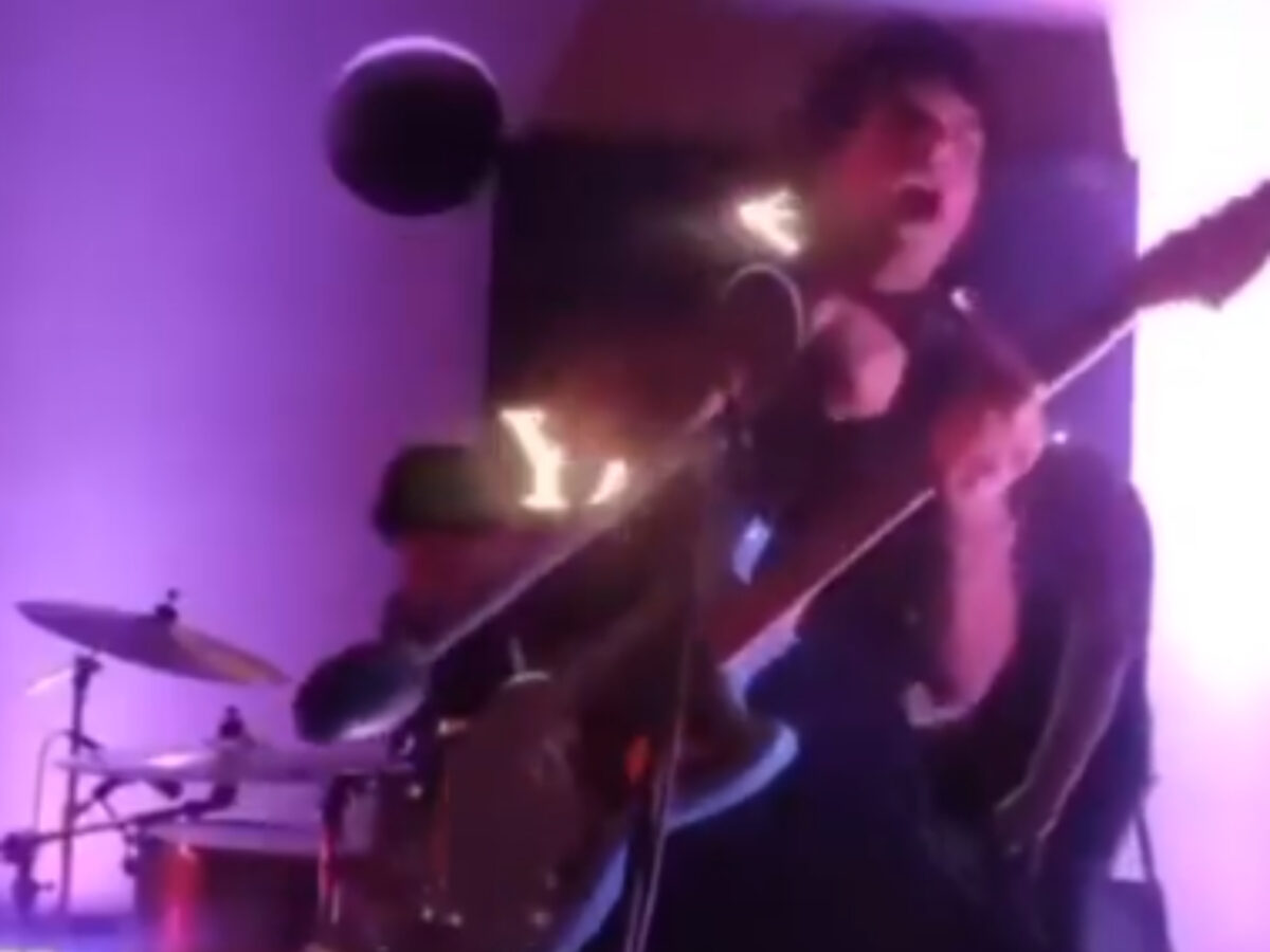 Τρομαχτική στιγμή σε συναυλία: Τραγουδιστής έπαθε ηλεκτροπληξία στη σκηνή (βίντεο)