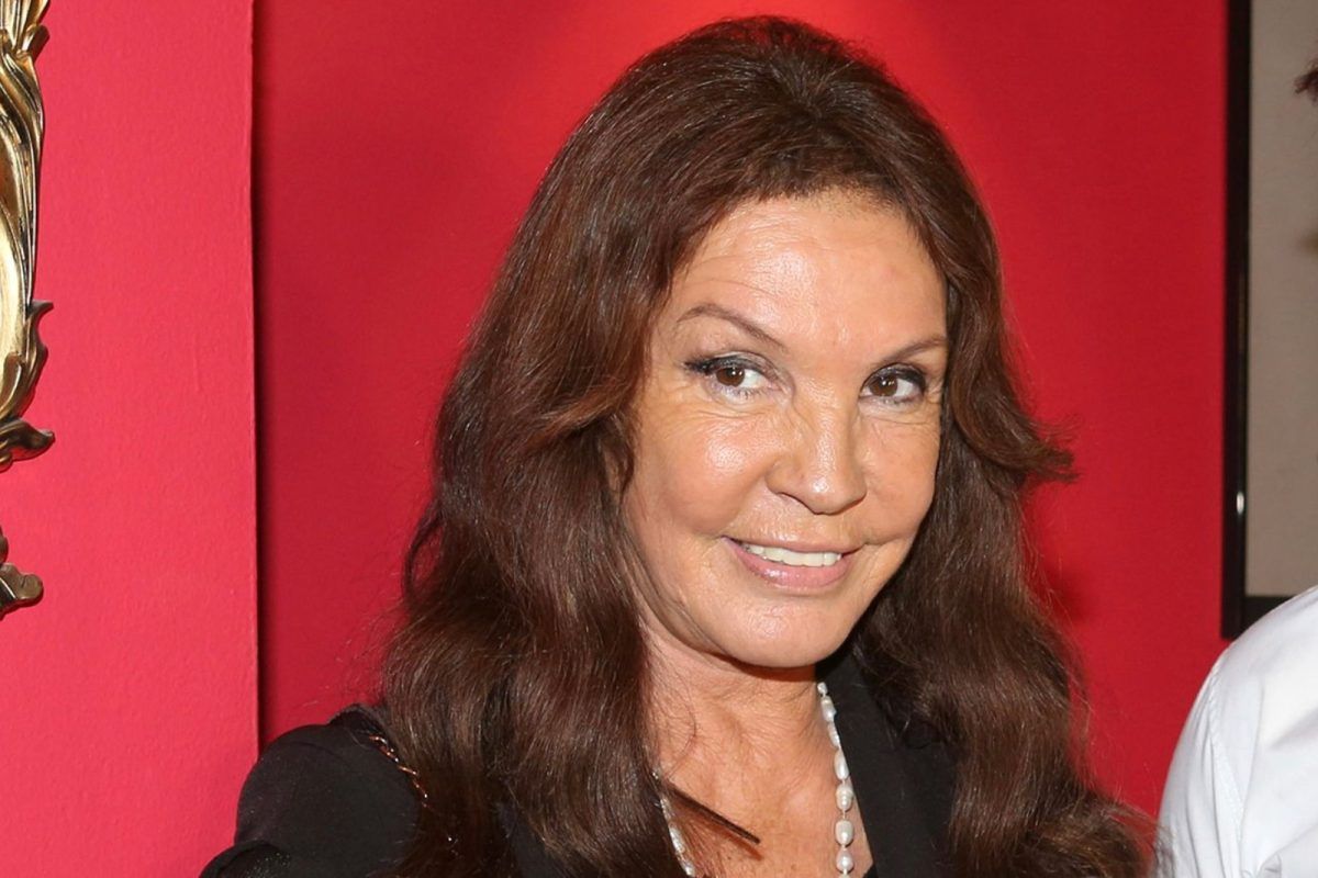 Η Βάνα Μπάρμπα στόλισε ένα πελώριο Χριστουγεννιάτικο δέντρο αλλά μάλλον ξέχασε να βάλει κάτι πολύ σημαντικό