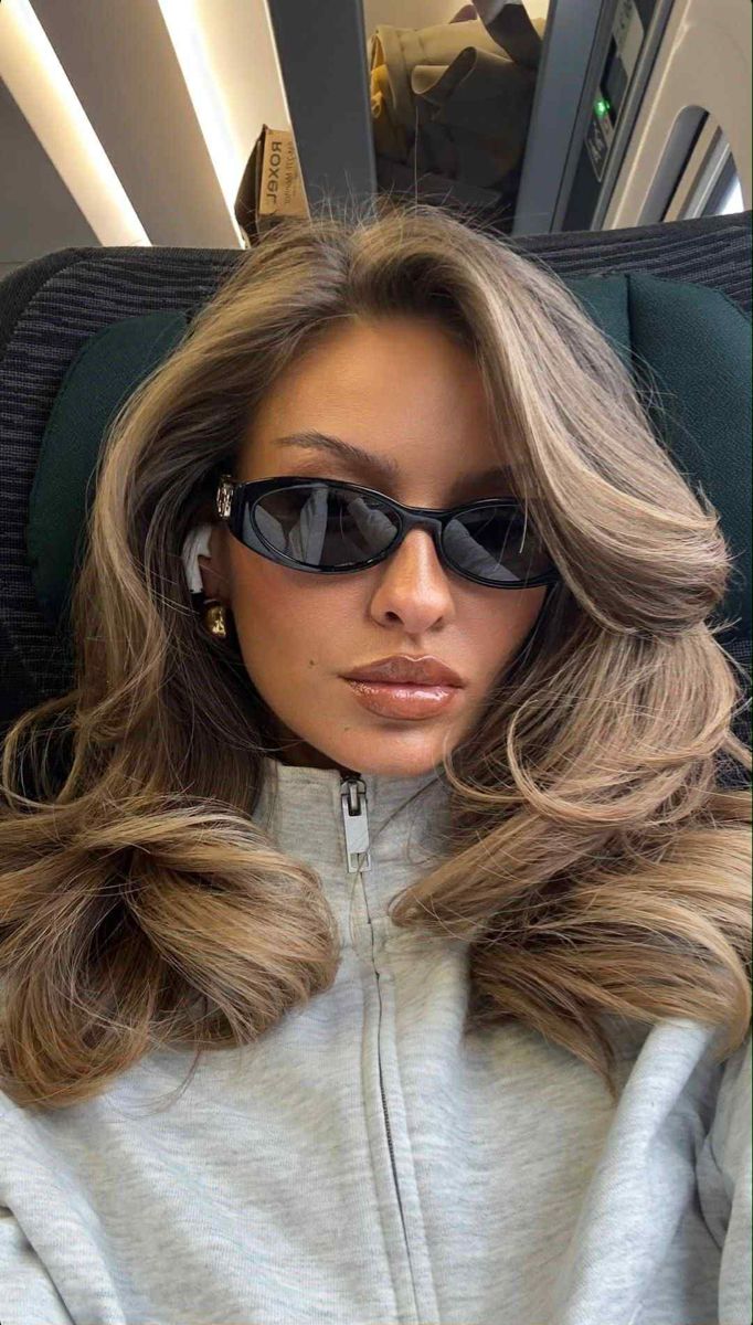 bronde-μαλλιά-σε-καρέ κούρεμα-