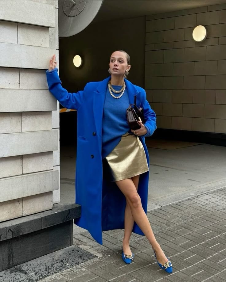 cobalt blue-πανωφόρι-με-metallic-mini φούστα-