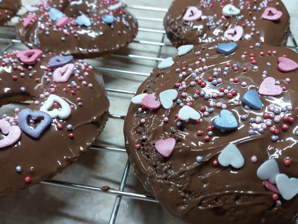 Donuts-με σοκολάτα-καλύτερα-και-από-φούρνου-συνταγή- Donuts-με σοκολάτα-καλύτερα-και-από-φούρνου-συνταγή-