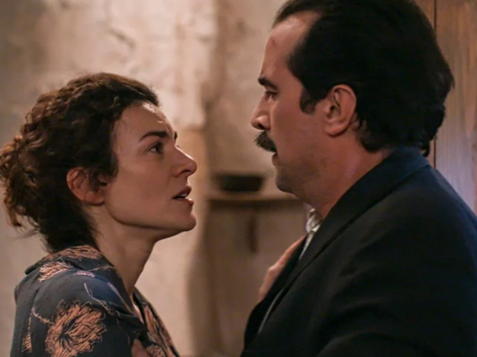 Grand Hotel: Ο Χαραλάμπης στο νοσοκομείο - Η Θεώνη μαθαίνει όλα τα μυστικά του και τον τελειώνει