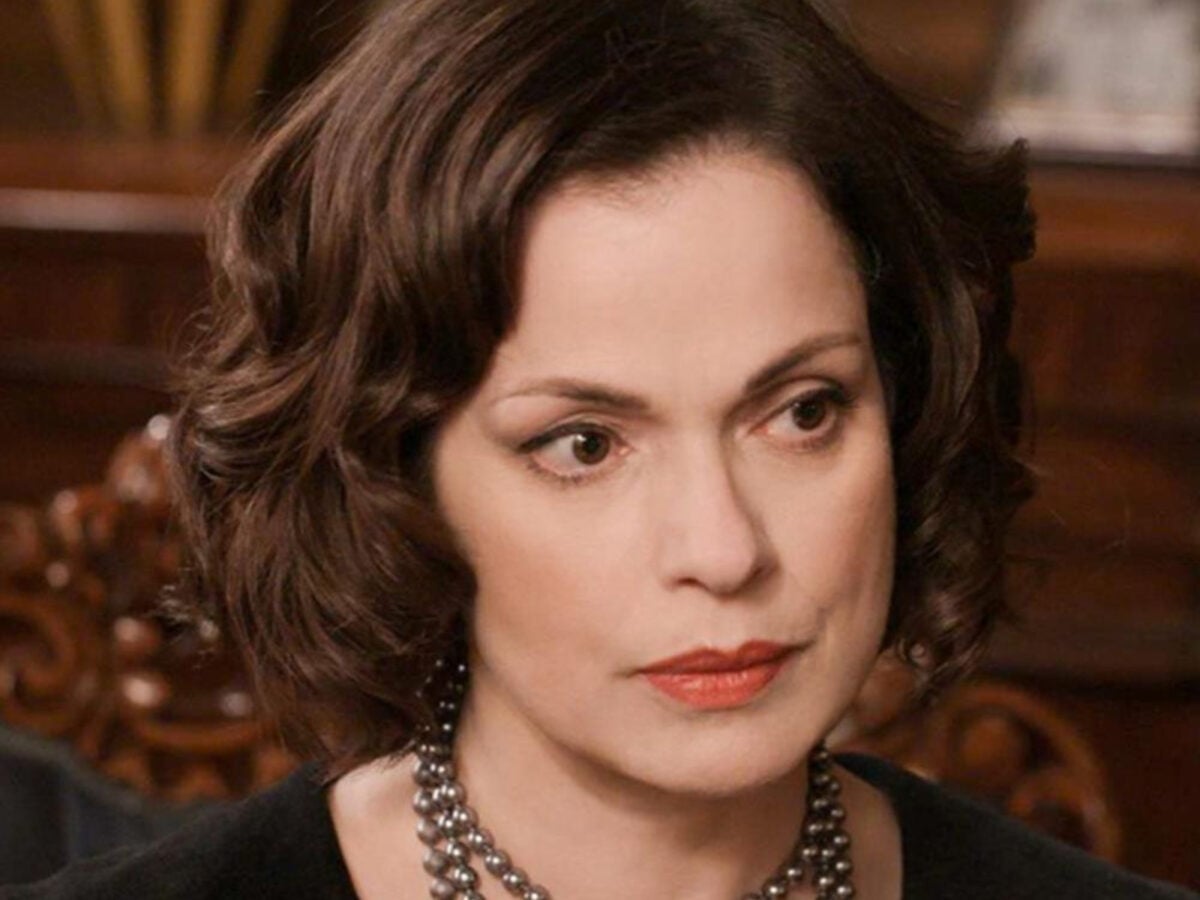 Grand Hotel: Η Κυβέλη απελπισμένη πέφτει στα γόνατα και εκλιπαρεί τον Διονύση