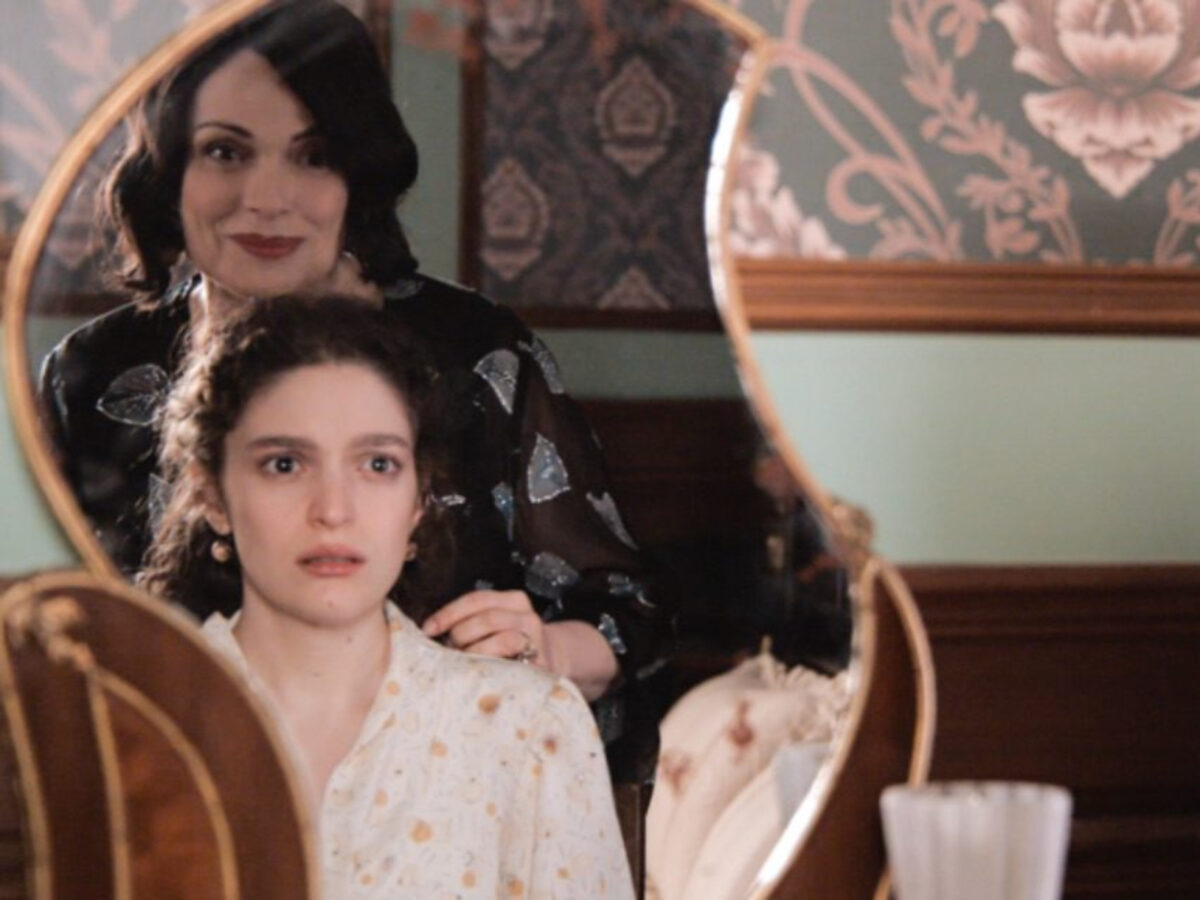 Grand Hotel: Η Κυβέλη αποκαλύπτει στην Αλίκη τη ερωτική της σχέση με τον Ρήγα