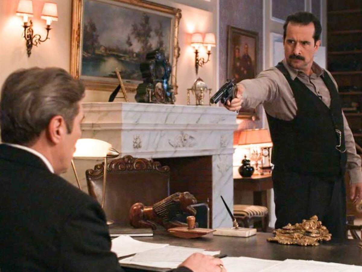 Grand Hotel: Του αποκαλύπτει την αλήθεια και τον σκοτώνει εν ψυχρώ