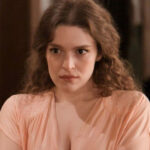 Grand hotel: Η Αλίκη το παίζει σε δίπλο ταμπλό και τους κοροιδεύει και τους δύο