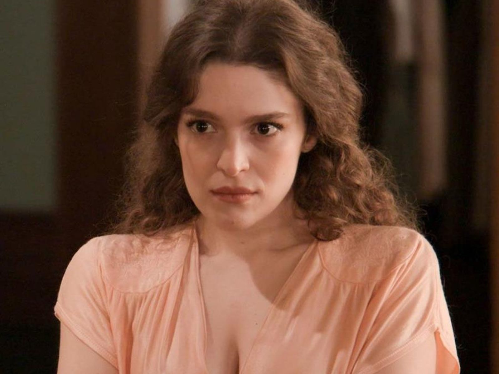 Grand hotel: Η Αλίκη το παίζει σε δίπλο ταμπλό και τους κοροιδεύει και τους δύο