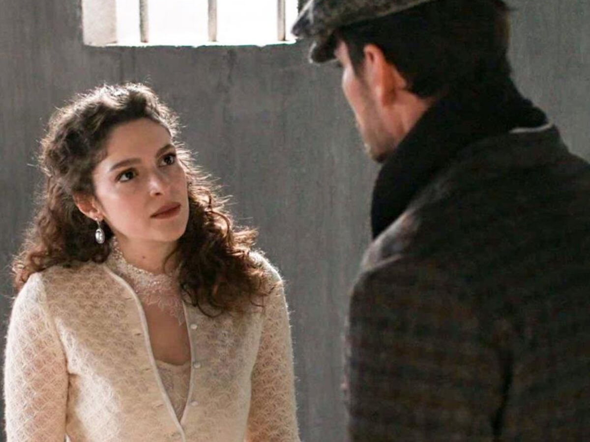 Grand hotel: Εξομολογείται τον έρωτα της και ντροπιασμένη το σκάει