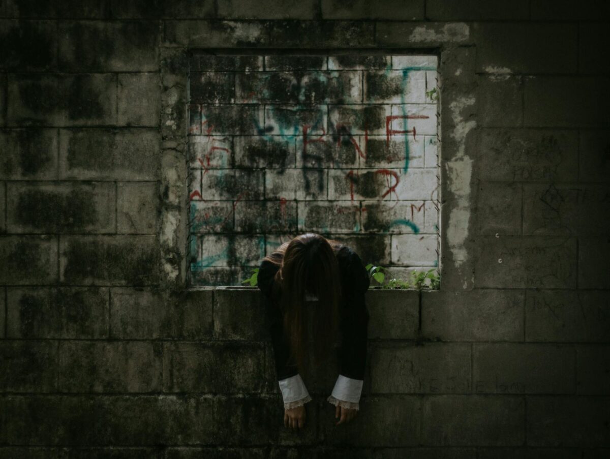 κορίτσι-σε-οικοδομή-