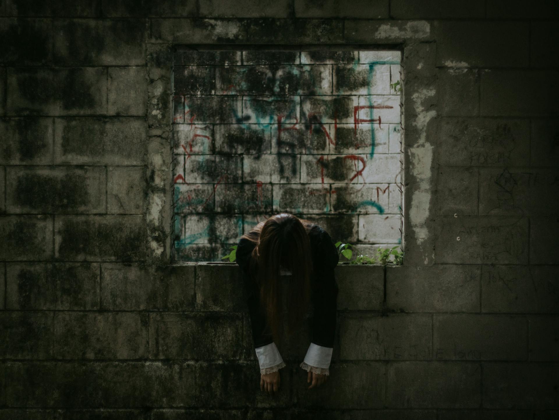 κορίτσι-σε-οικοδομή-τρομαχτικό-