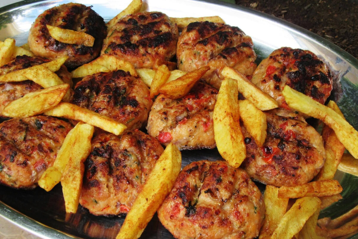 μπιφτέκια-κοτόπουλο-με-ντομάτα-