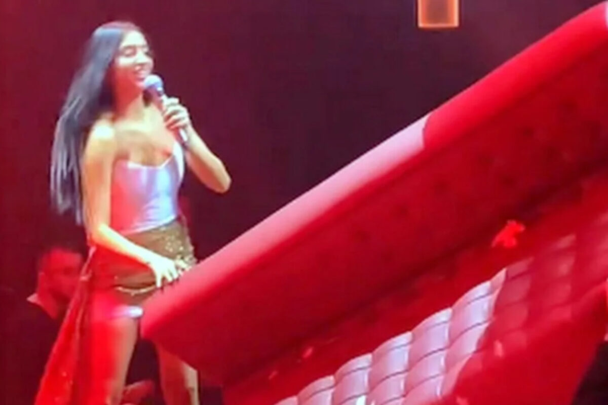 Αναστασία-καναπές-μπουζούκια-