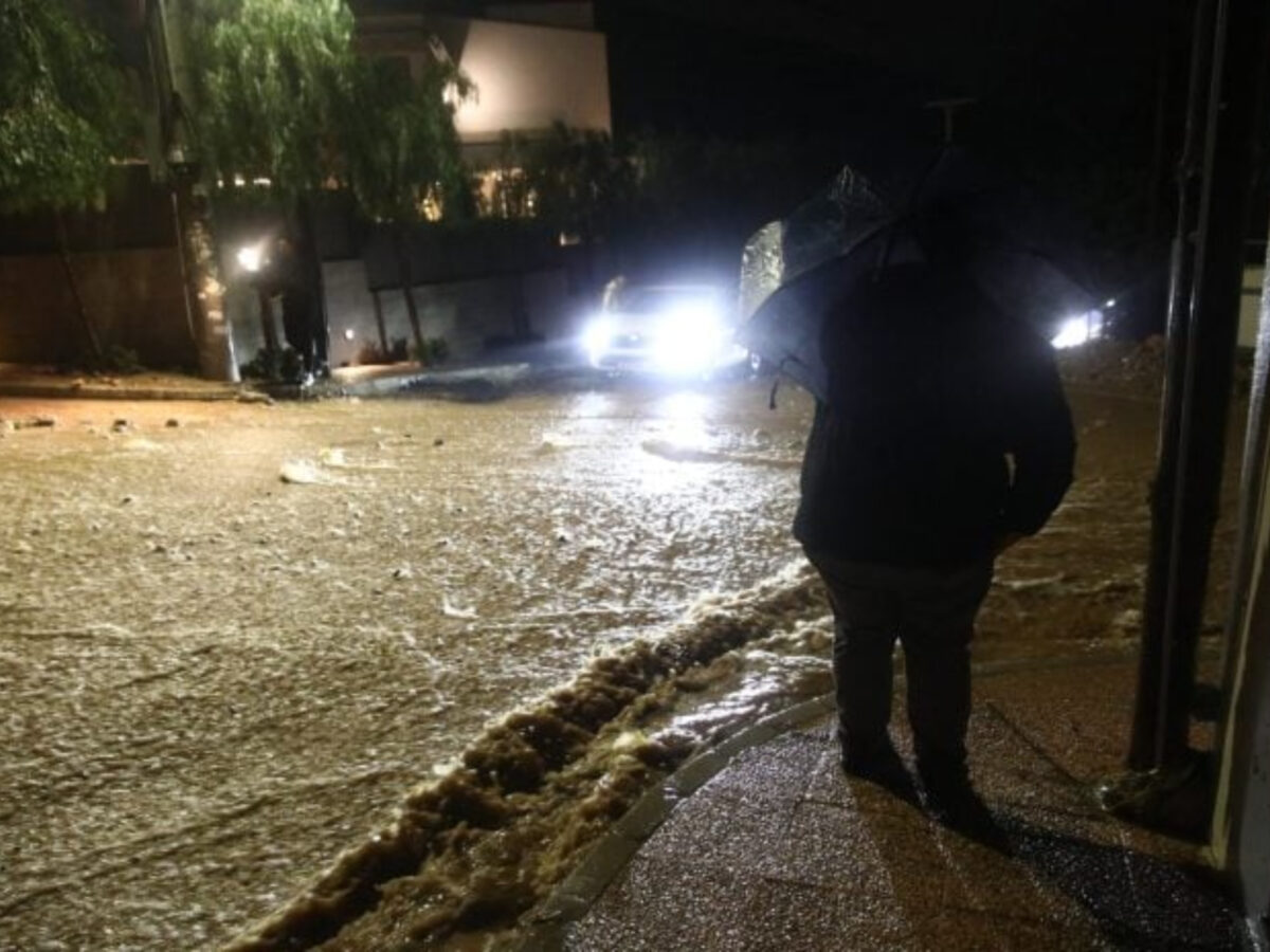 Άνω Γλυφάδα: Το χρονικό της τραγωδίας με την 56χρονη που παρασύρθηκε από τα νερά και εγκλωβίστηκε κάτω από αμάξι (Βίντεο)