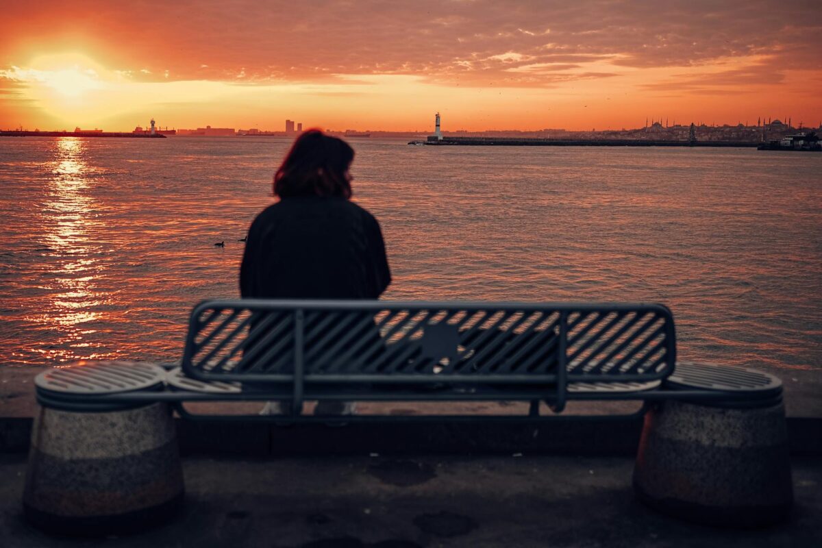 κορίτσι-στο-ηλιοβασίλεμα-