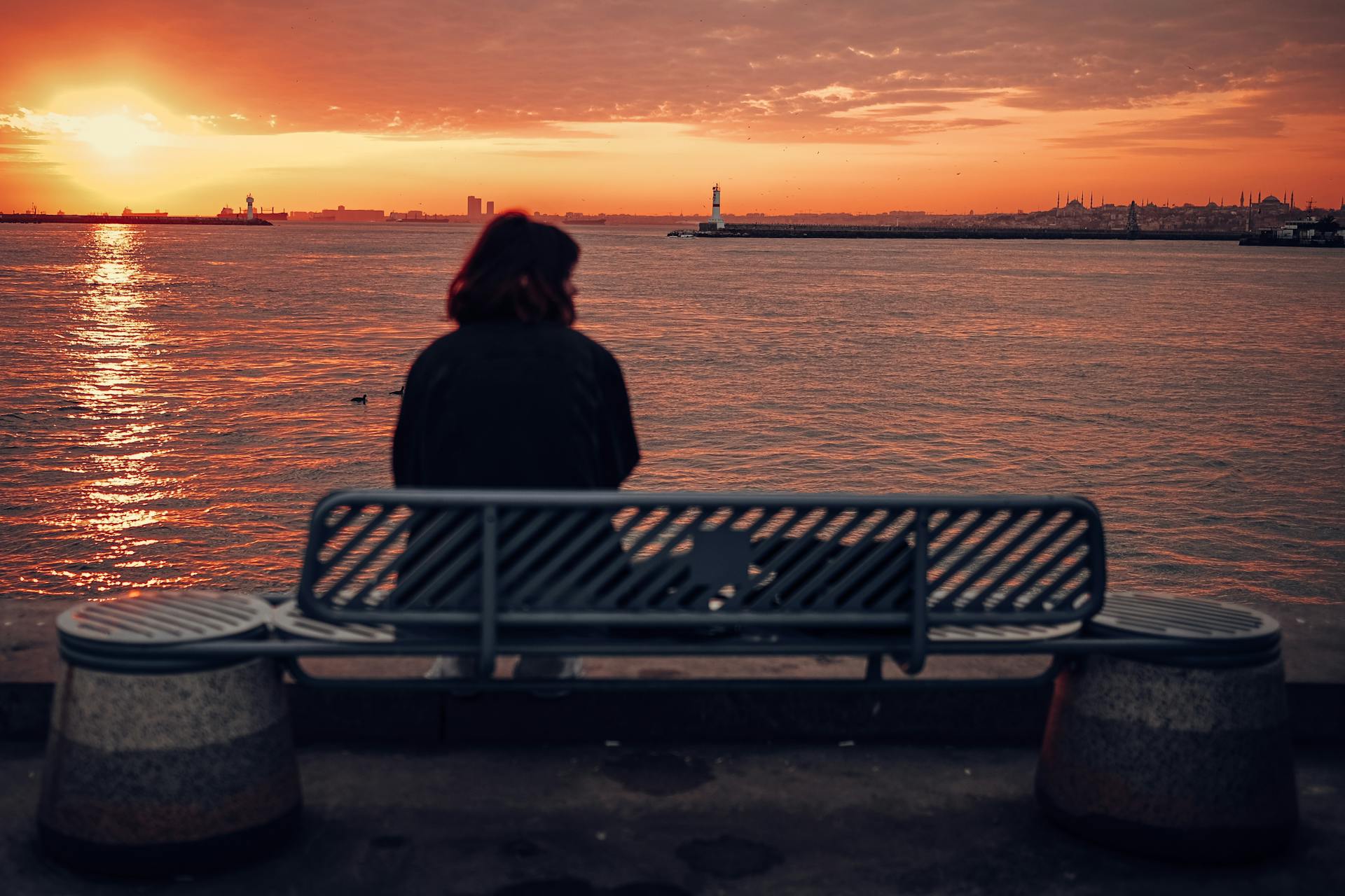 κοπέλα-στο-ηλιοβασίλεμα- κοπέλα-στο-ηλιοβασίλεμα-