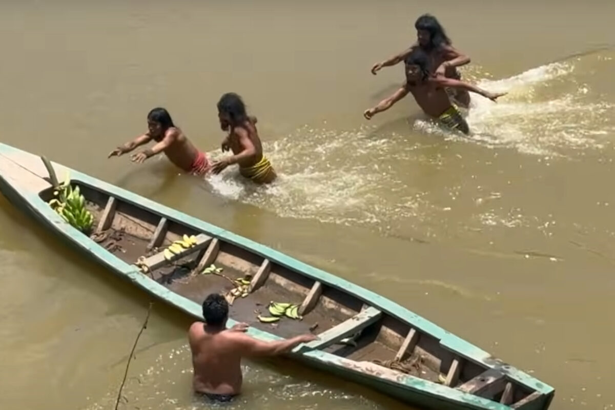 Απομονωμένη φυλή στον Αμαζόνιο επιτίθεται με τόξα και βέλη σε ερευνητές - Το βίντεο που κόβει την ανάσα