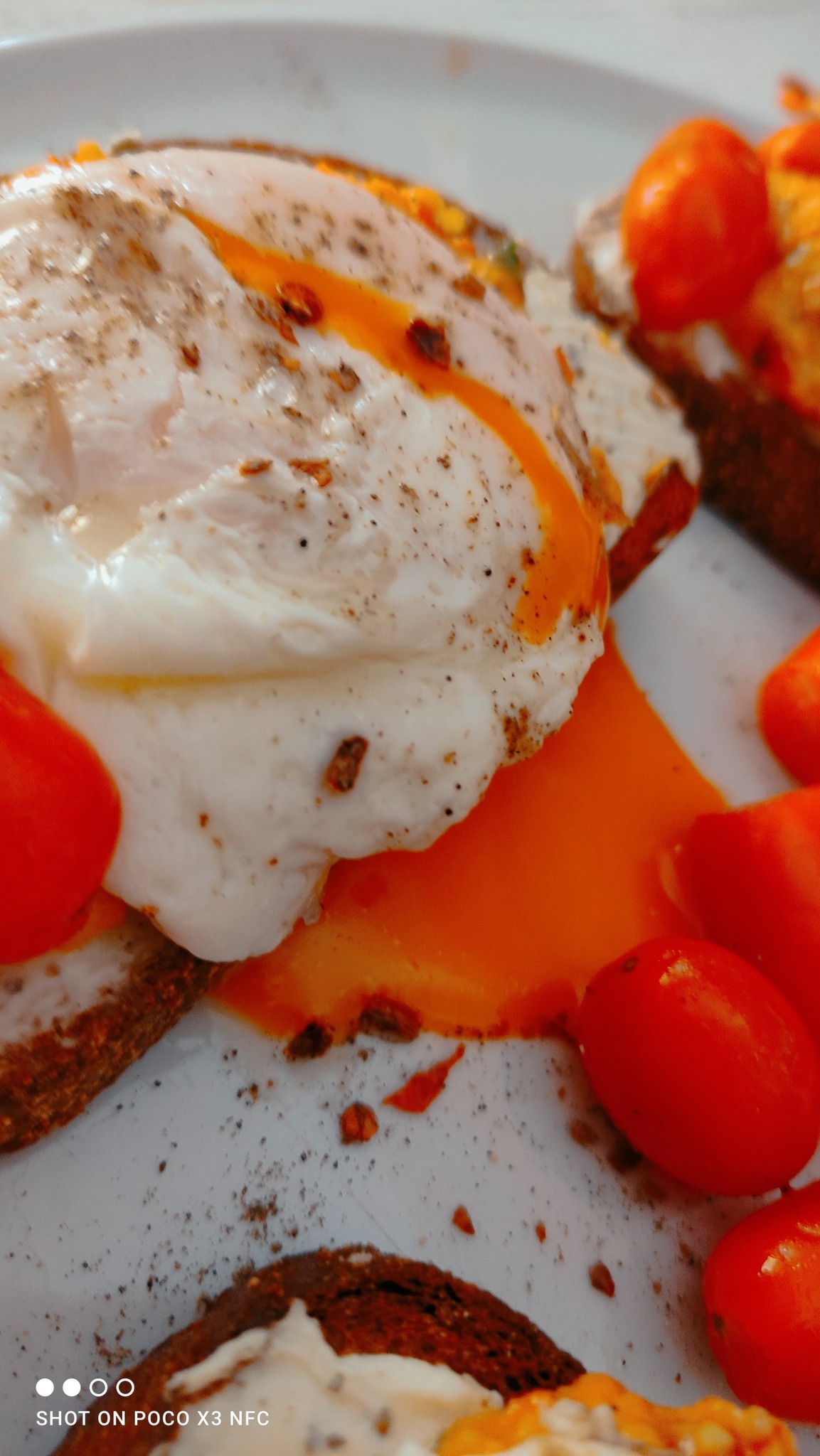 Αυγά ποσέ σε φρυγανισμένο ψωμί με γουακαμόλε για Brunch