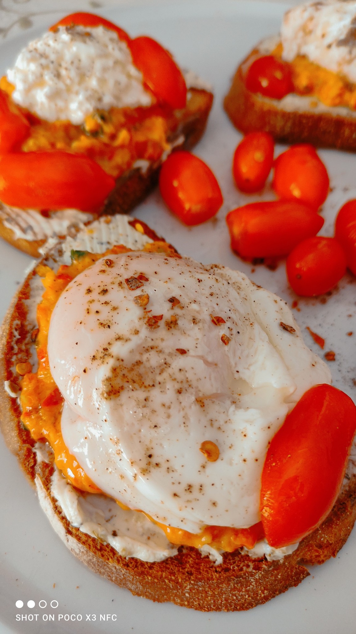 Αυγά ποσέ σε φρυγανισμένο ψωμί με γουακαμόλε για Brunch