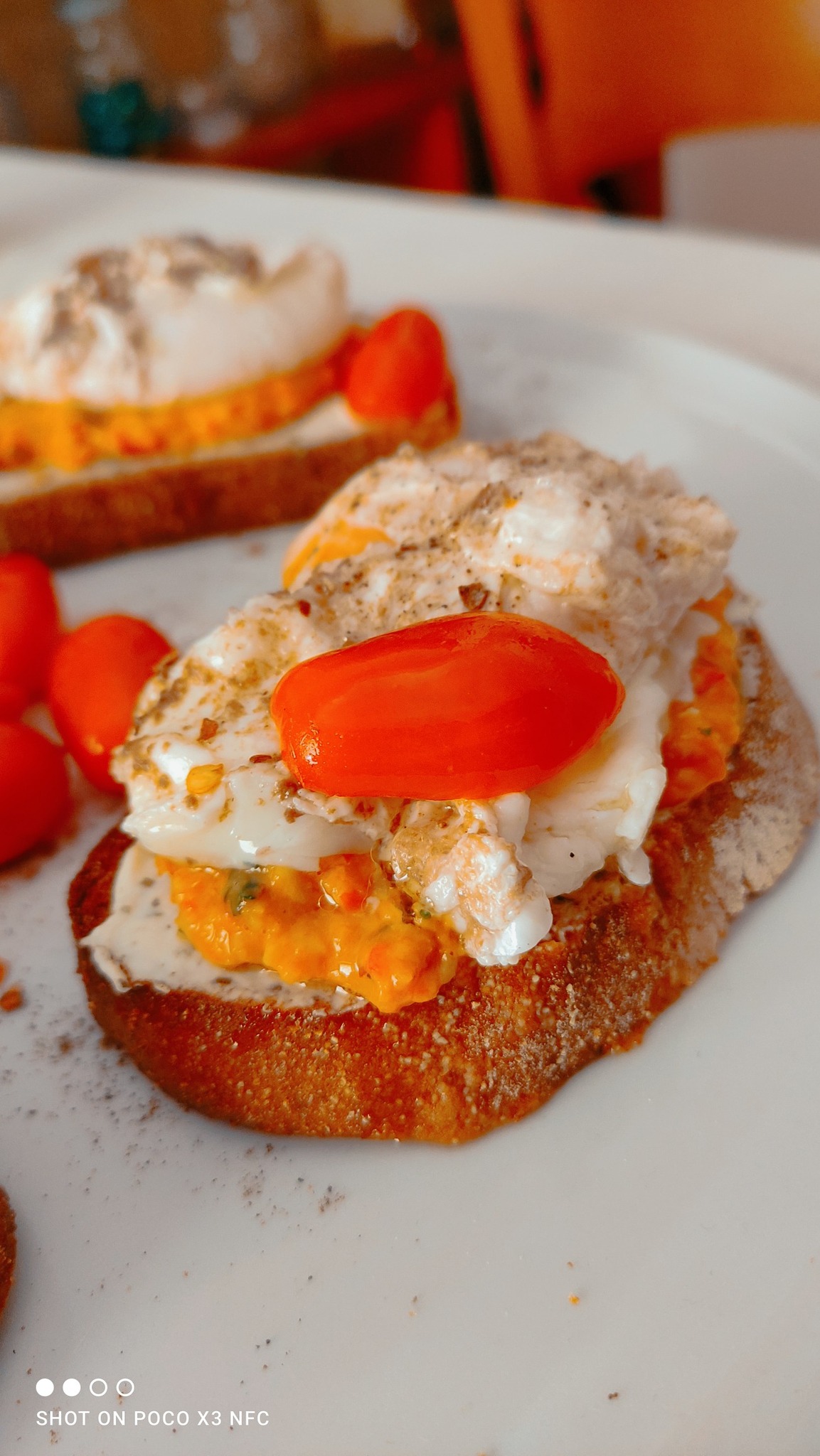 Αυγά ποσέ σε φρυγανισμένο ψωμί με γουακαμόλε για Brunch