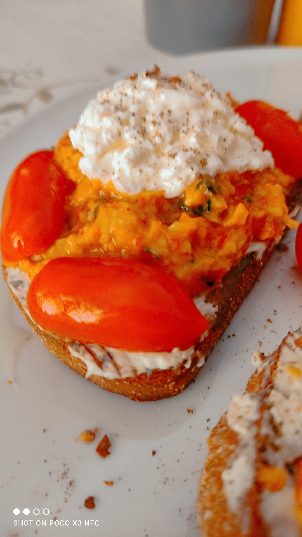 Αυγά ποσέ σε φρυγανισμένο ψωμί με γουακαμόλε για Brunch